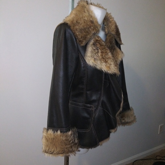 Sold/ Attention Faux Fur Coat - Picture 5 of 8